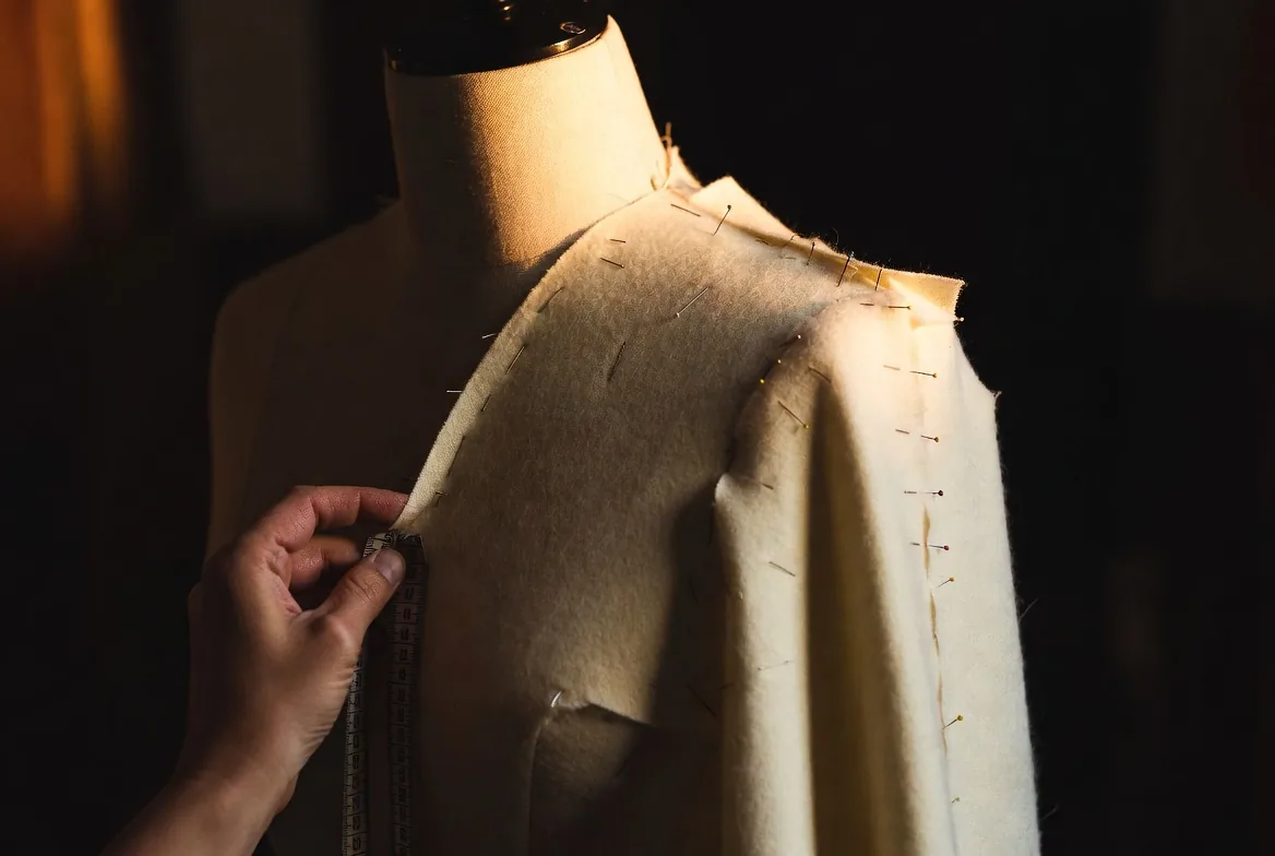 Mannequin con tessuto pinzato in sessione di fitting