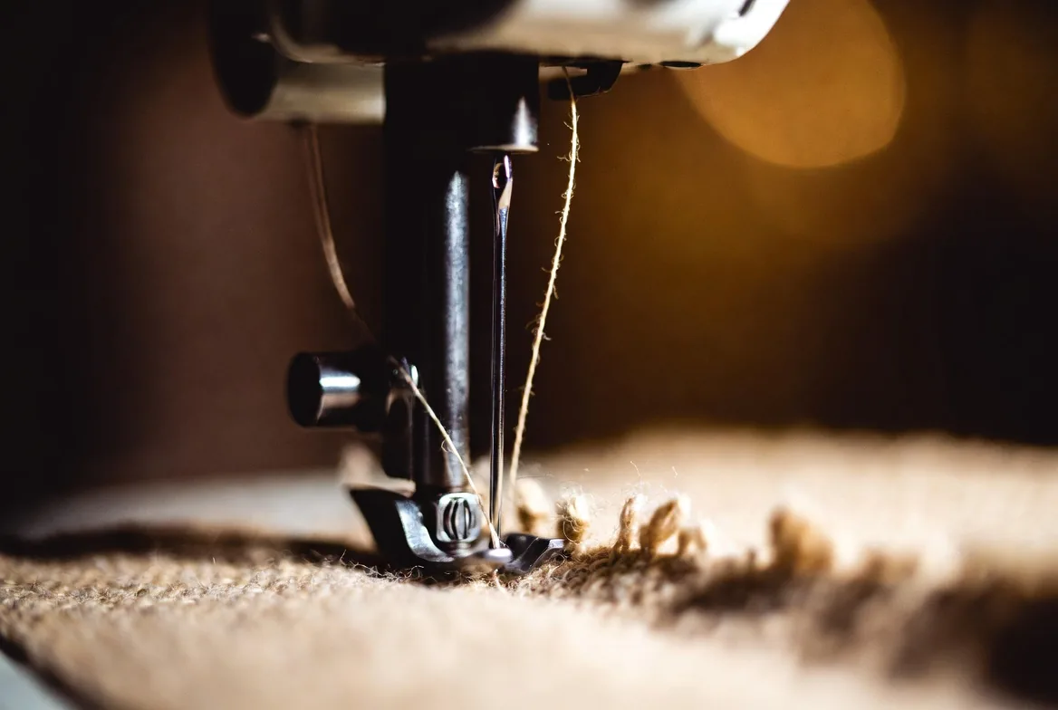 Macro ago da cucire su tessuto in lavorazione